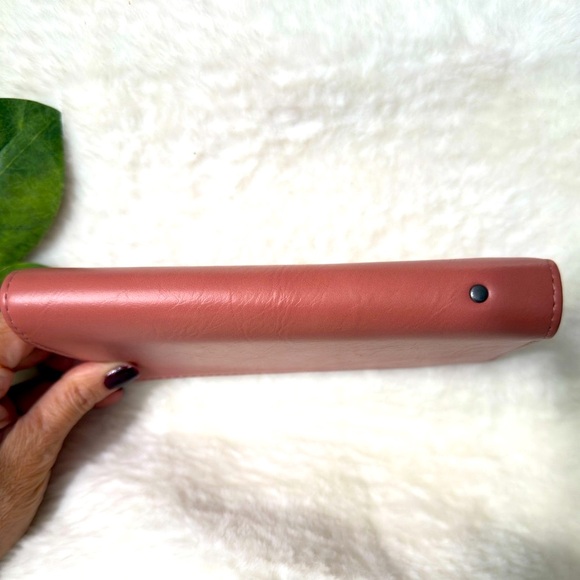 Universal Thread Bifold Wallet in Dust Pink - Picture 8 of 9